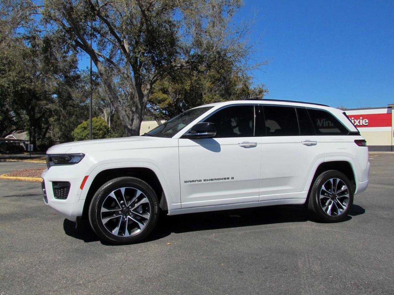 Used 2023 Jeep Grand Cherokee Overland w/ Luxury Tech Group IV RWD image 5