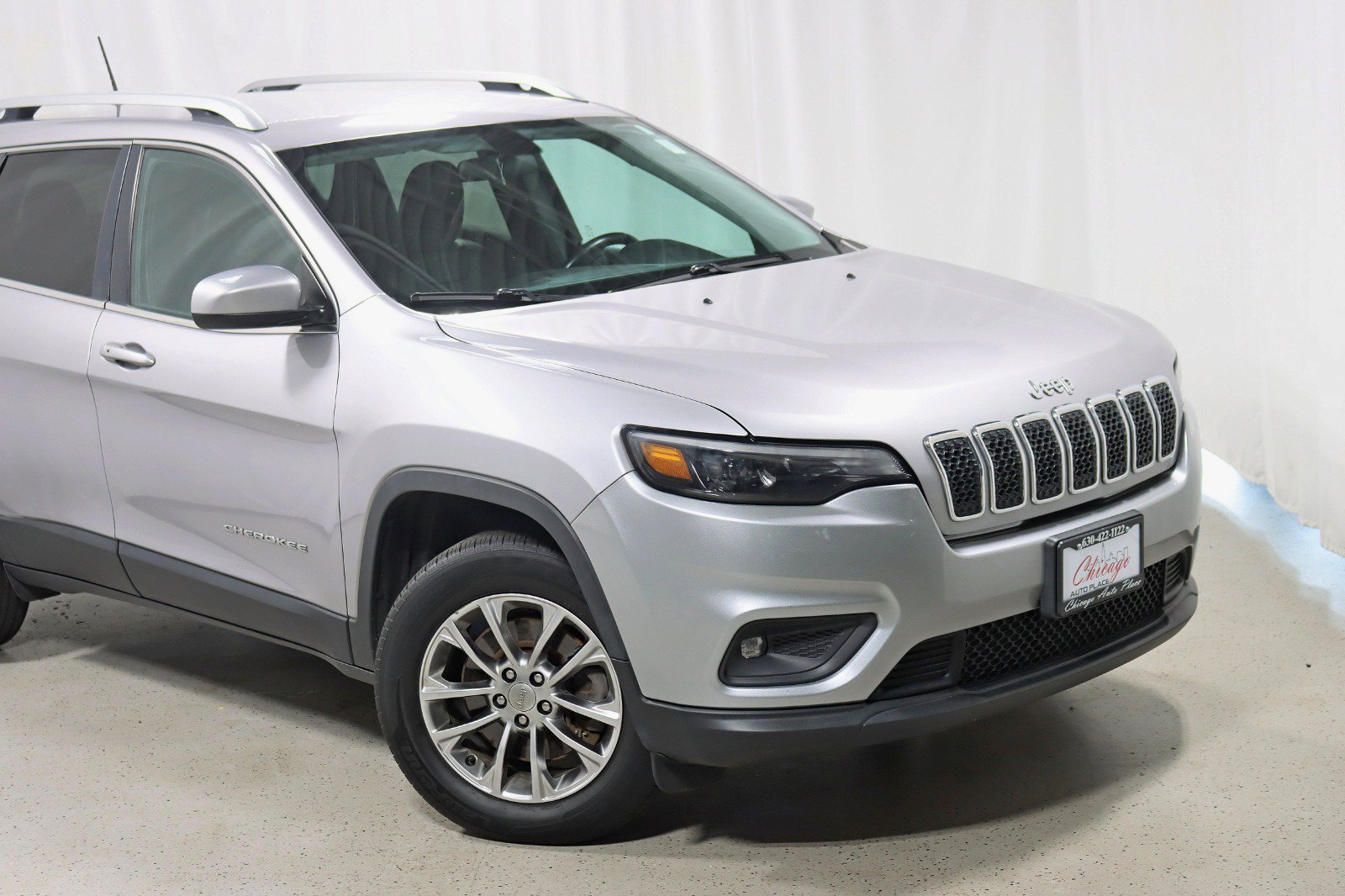 Used 2019 Jeep Cherokee Latitude Plus w/ Cold Weather Group AWD/4WD image 2