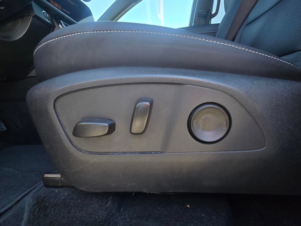 Used 2026 Chevrolet Traverse LT FWD image 16