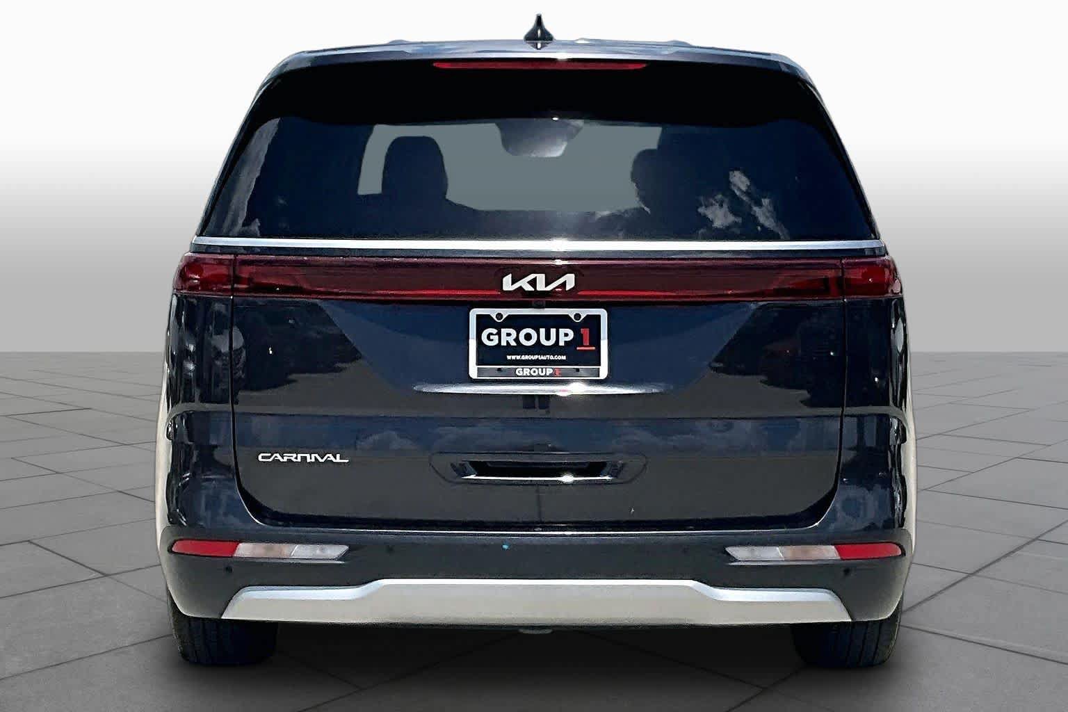 Used 2023 Kia Carnival EX FWD image 5