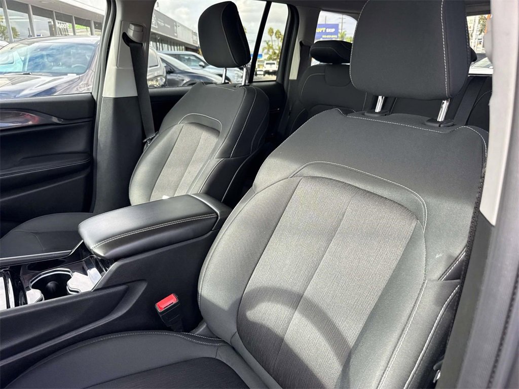 Used 2022 Jeep Grand Cherokee Laredo w/ Luxury Tech Group I image 25