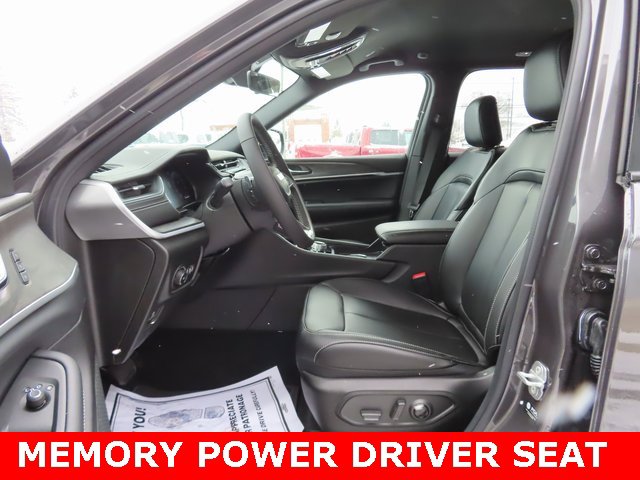 New 2025 Jeep Grand Cherokee Limited w/ Black Appearance Package image 18