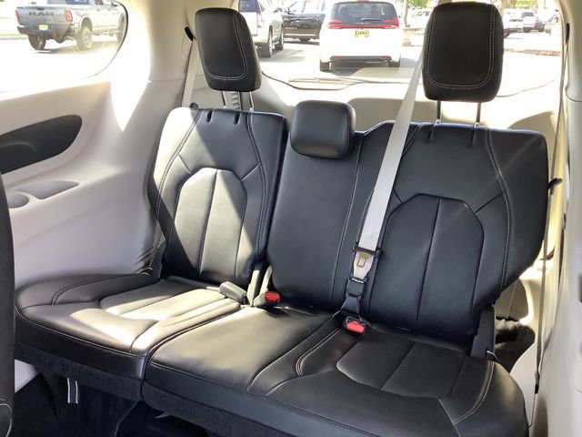 Used 2023 Chrysler Pacifica Touring-L image 27