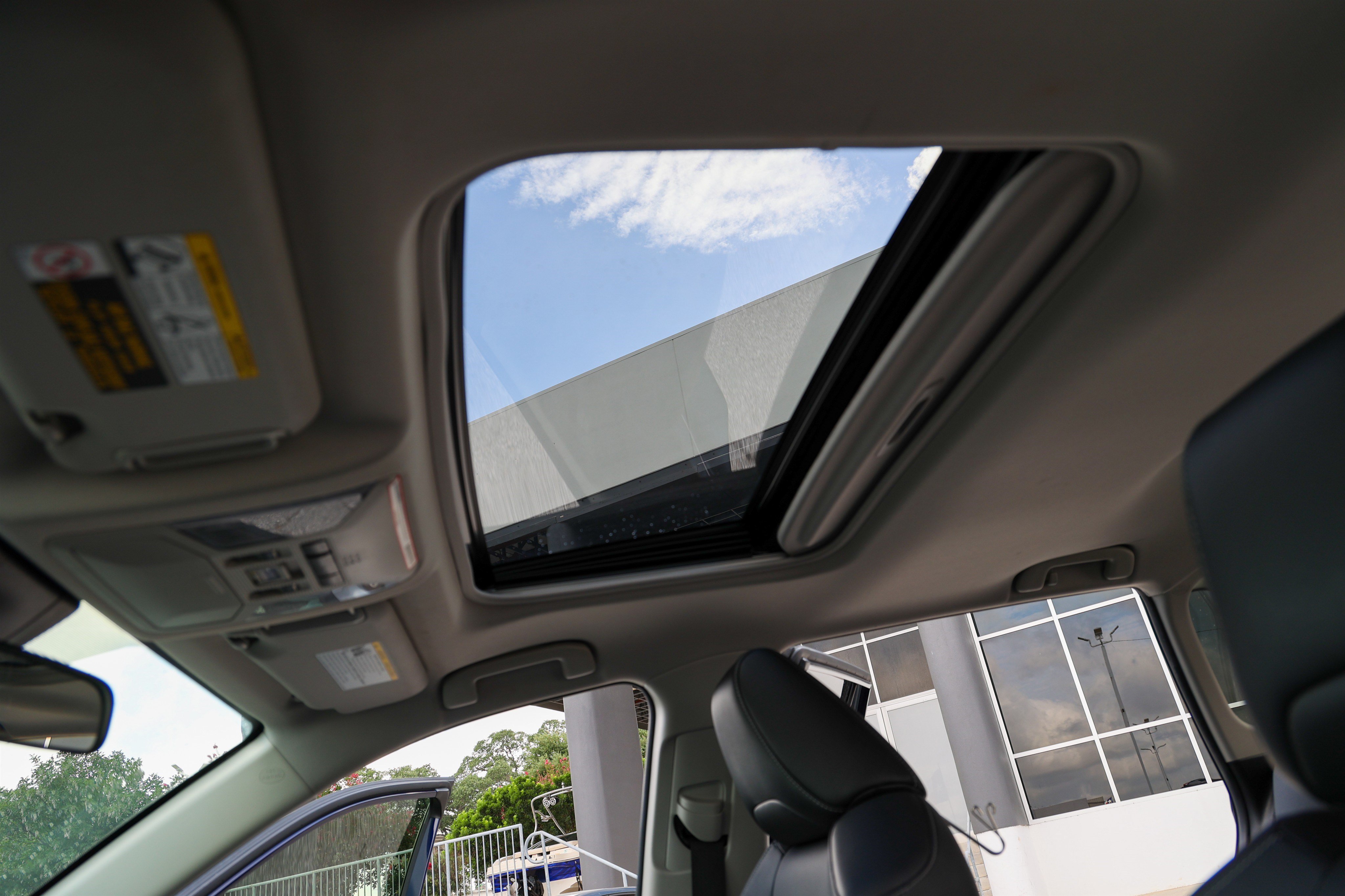 Used 2020 Toyota RAV4 XLE Premium FWD image 28