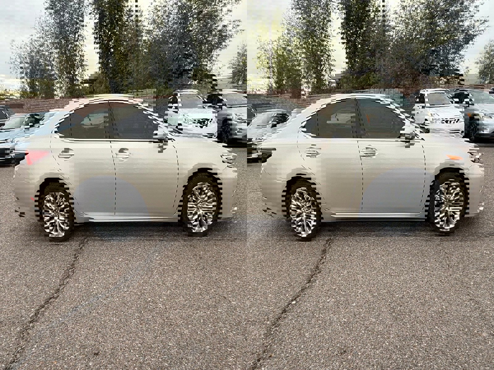 Used 2016 Lexus ES 350 w/ Luxury Package w/Wood Trim image 4