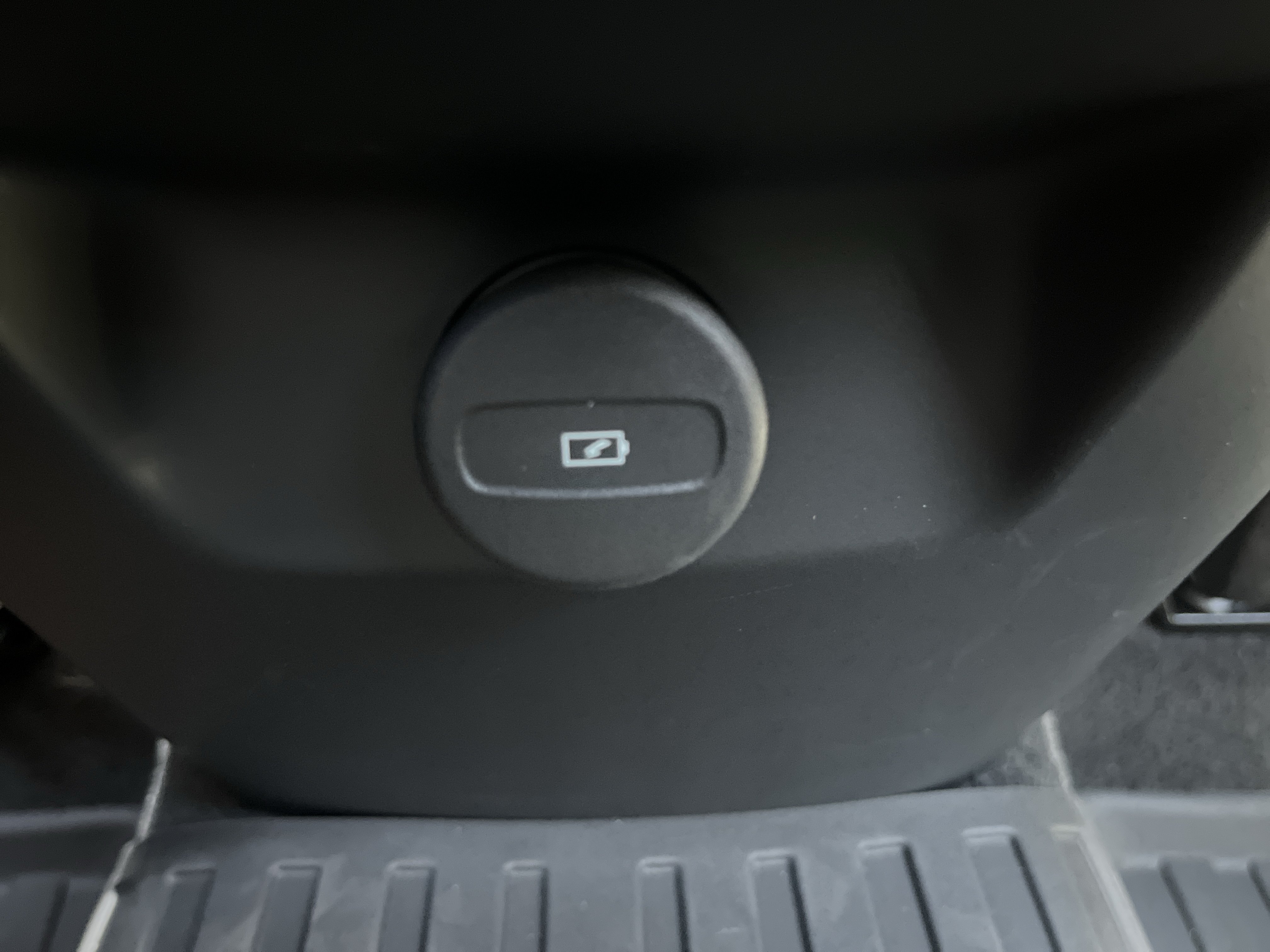 New 2026 Volvo XC90 B6 Plus w/ Protection Package Premier AWD/4WD image 16