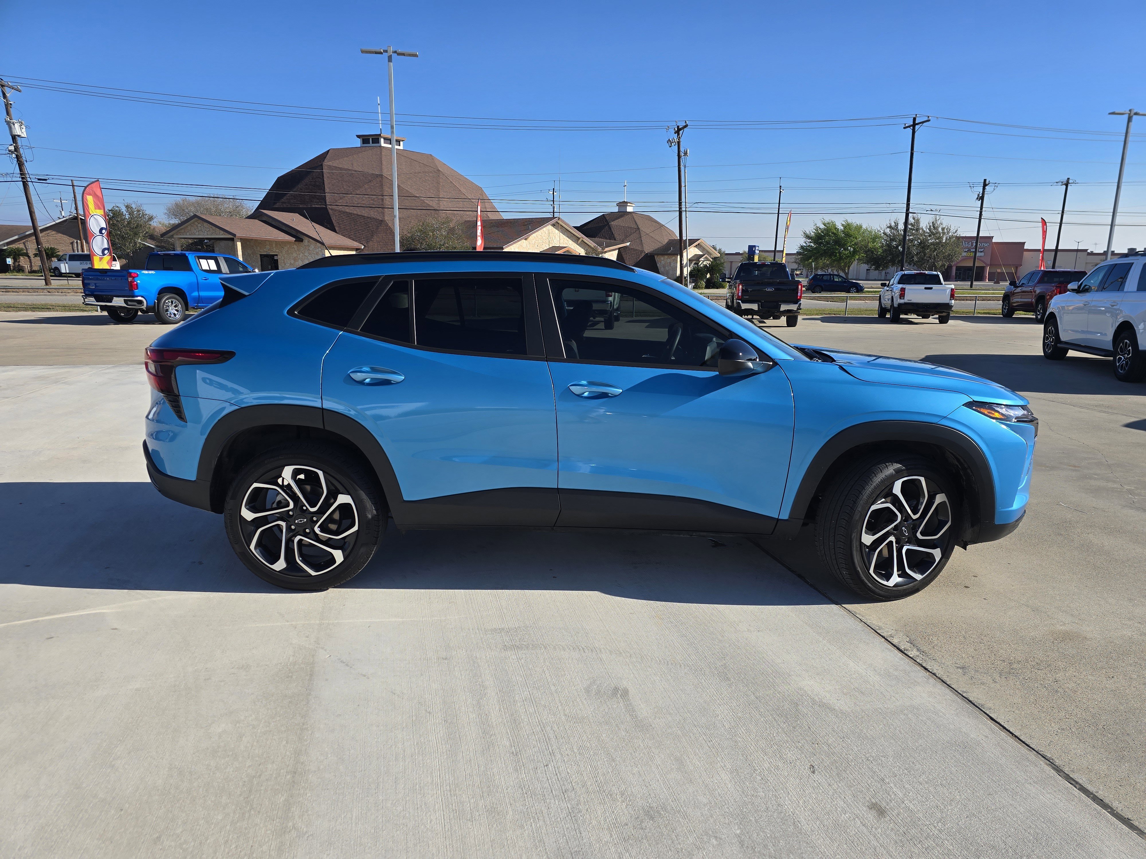 Used 2025 Chevrolet Trax RS w/ Driver Confidence Package image 2