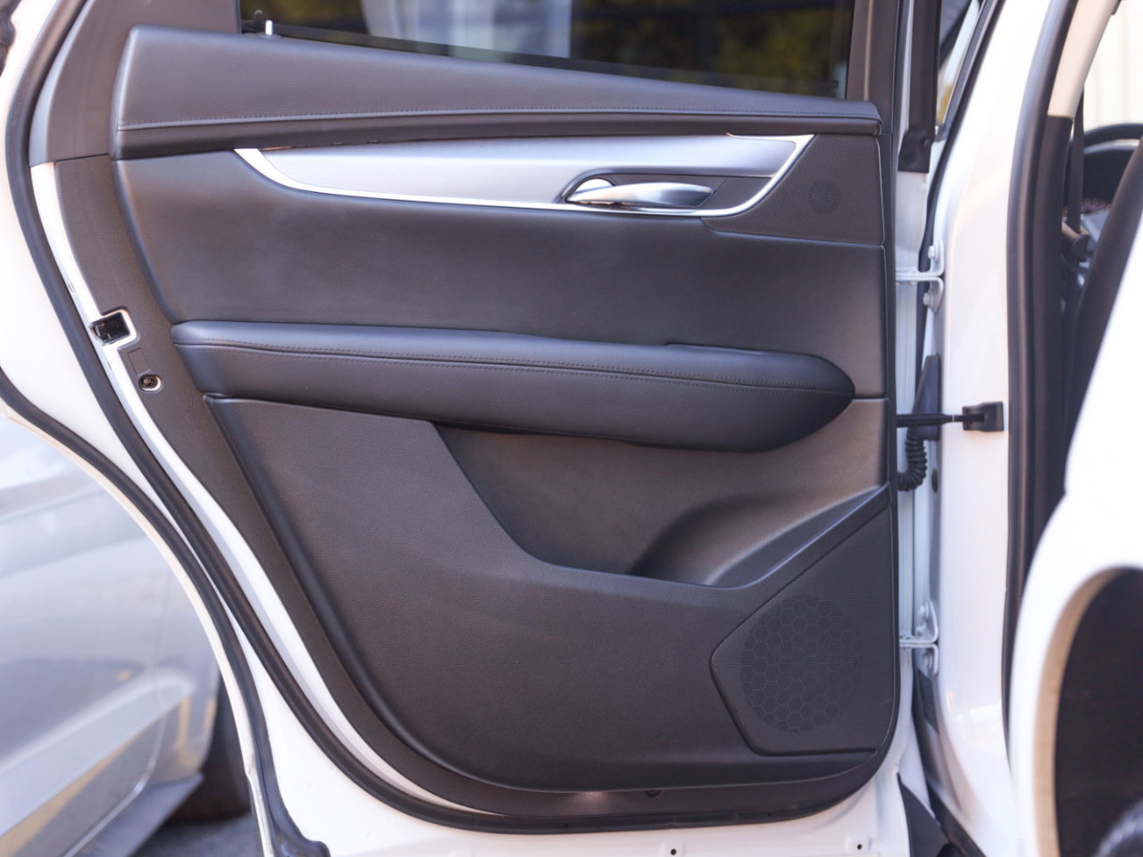 Used 2018 Cadillac XT5 Luxury w/ LPO, Black Ice Package image 40