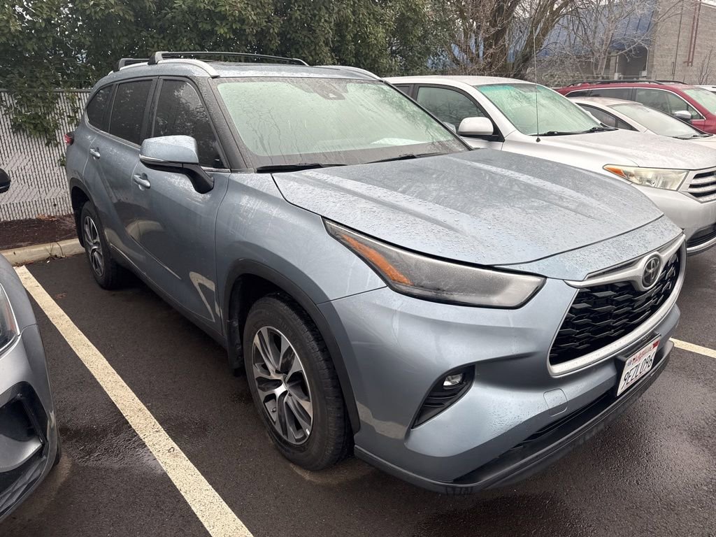 Used 2023 Toyota Highlander XLE image 4
