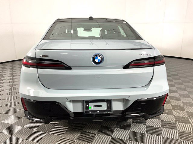 Used 2025 BMW 750e xDrive AWD/4WD image 5
