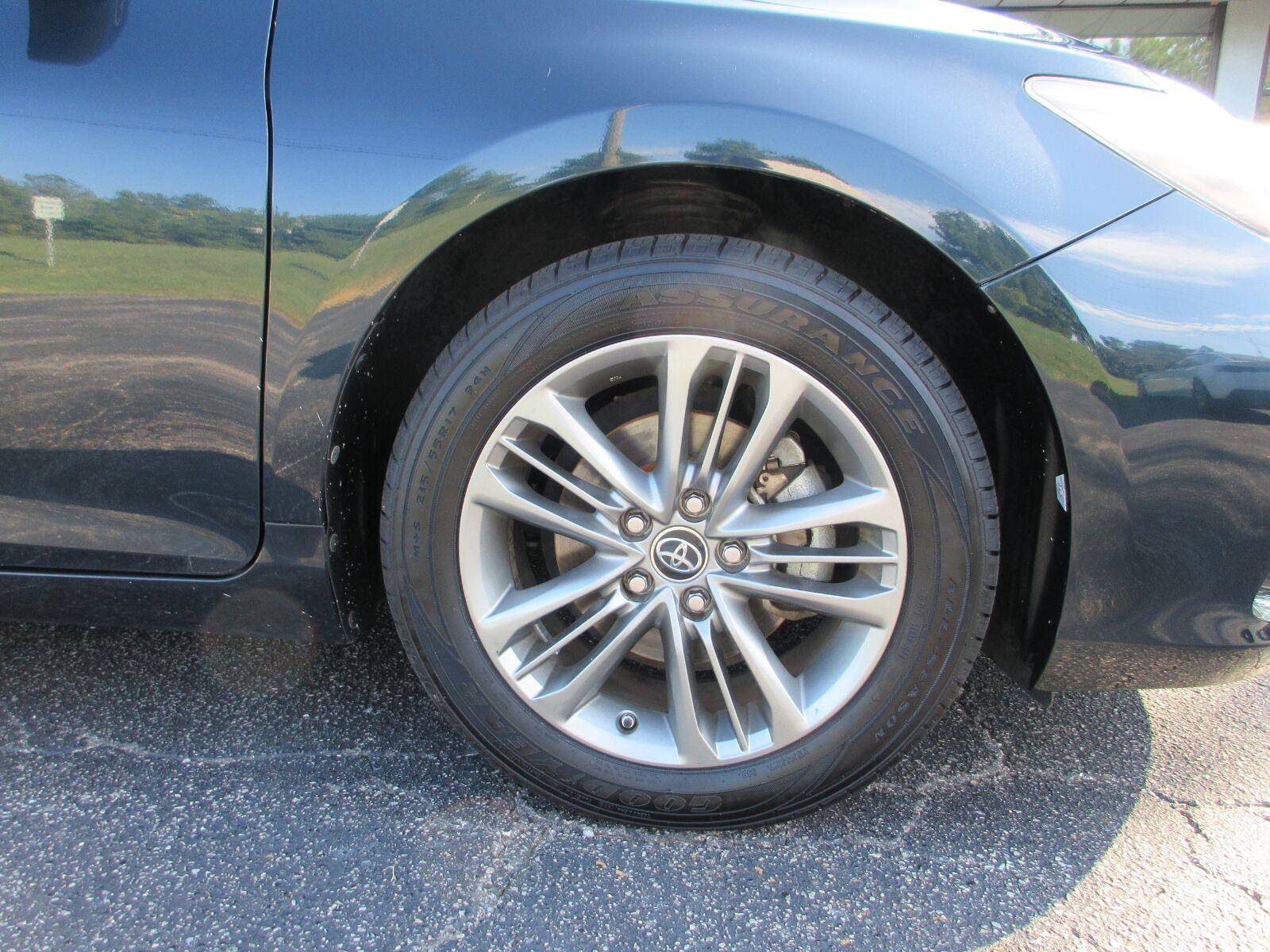 Used 2016 Toyota Camry SE w/ Moonroof Package FWD image 24