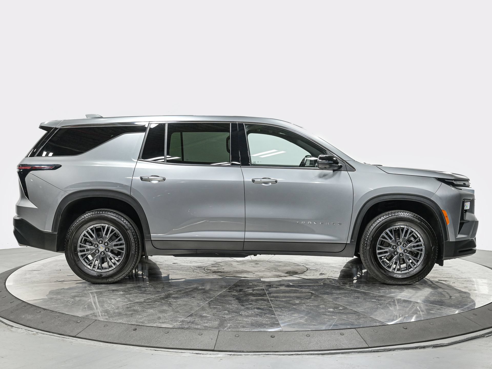 Used 2024 Chevrolet Traverse LS FWD image 8
