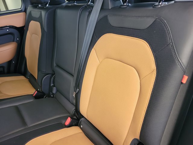 Used 2023 Land Rover Defender 130 X-Dynamic SE image 10