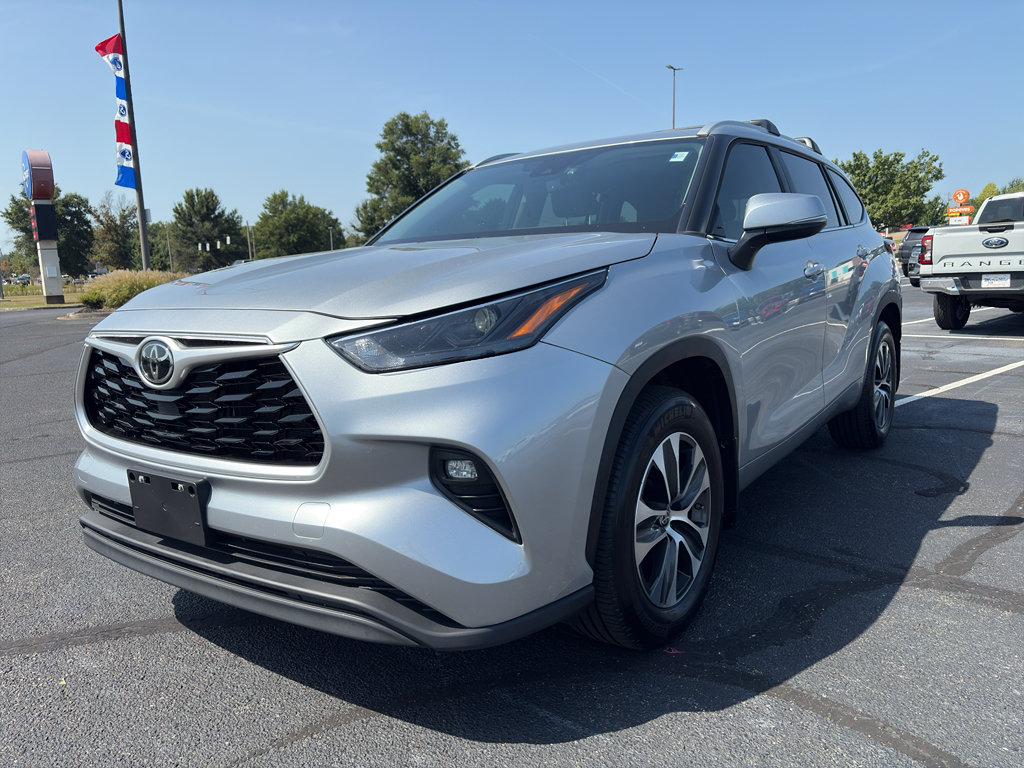 Used 2024 Toyota Highlander XLE FWD image 1