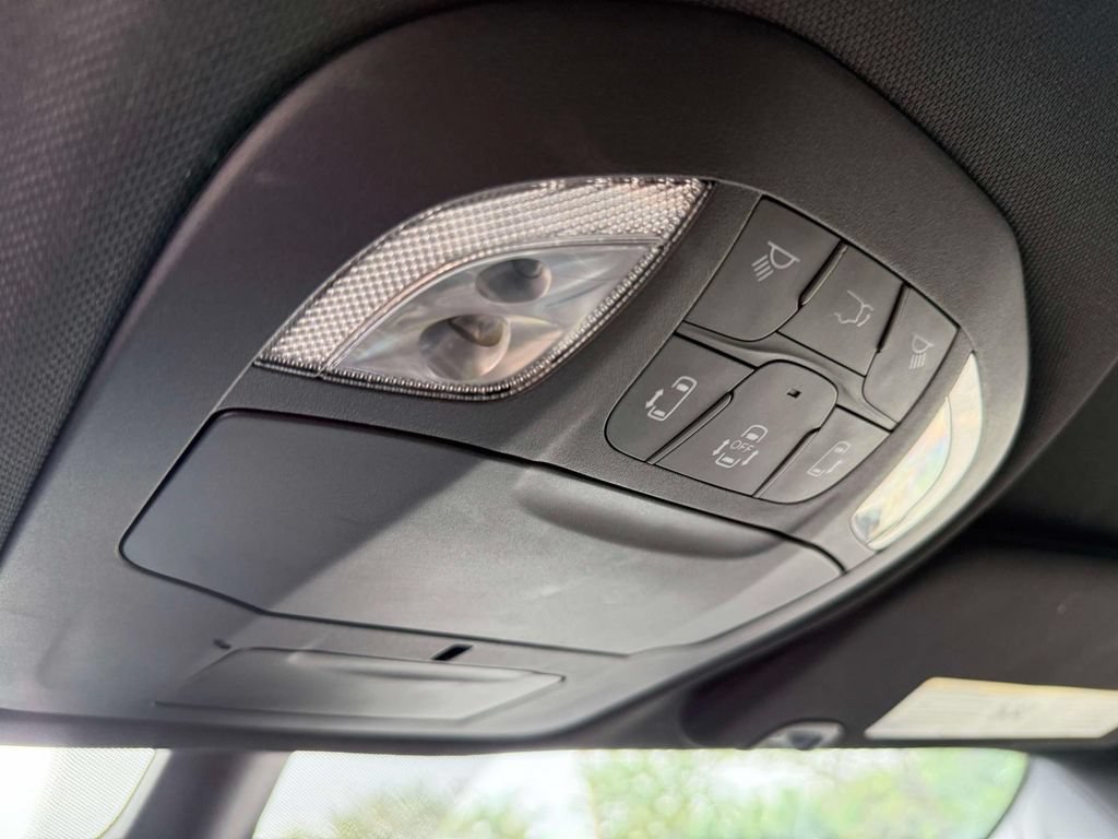 Used 2025 Chrysler Pacifica Select FWD image 30