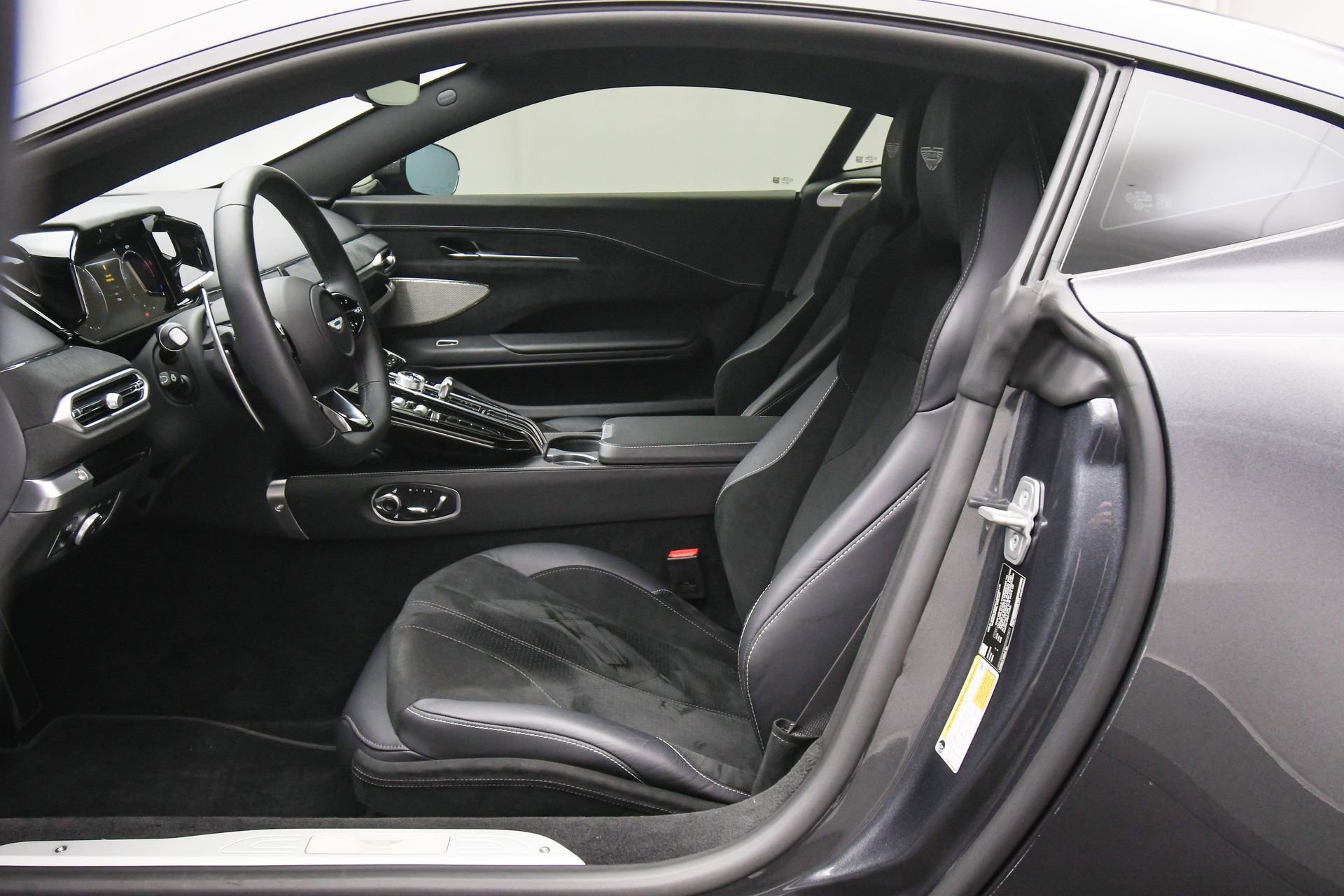 Used 2025 Aston Martin V8 Vantage Coupe image 17