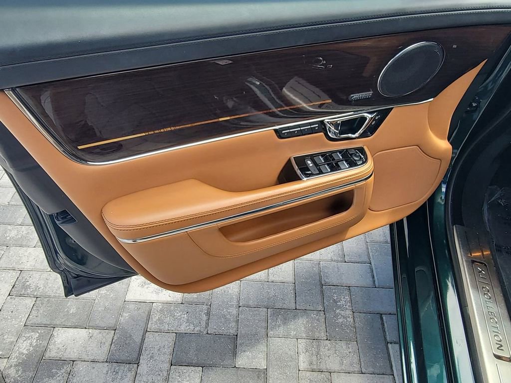 Used 2019 Jaguar XJ L Supercharged RWD image 23