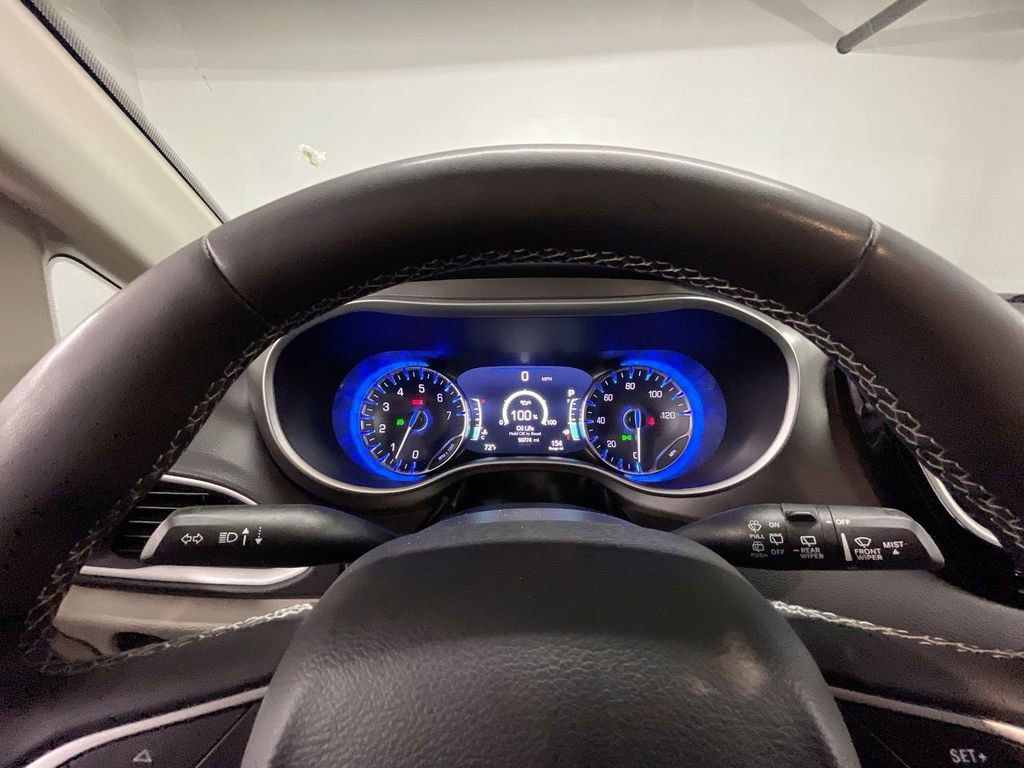 Used 2024 Chrysler Pacifica Touring-L image 11