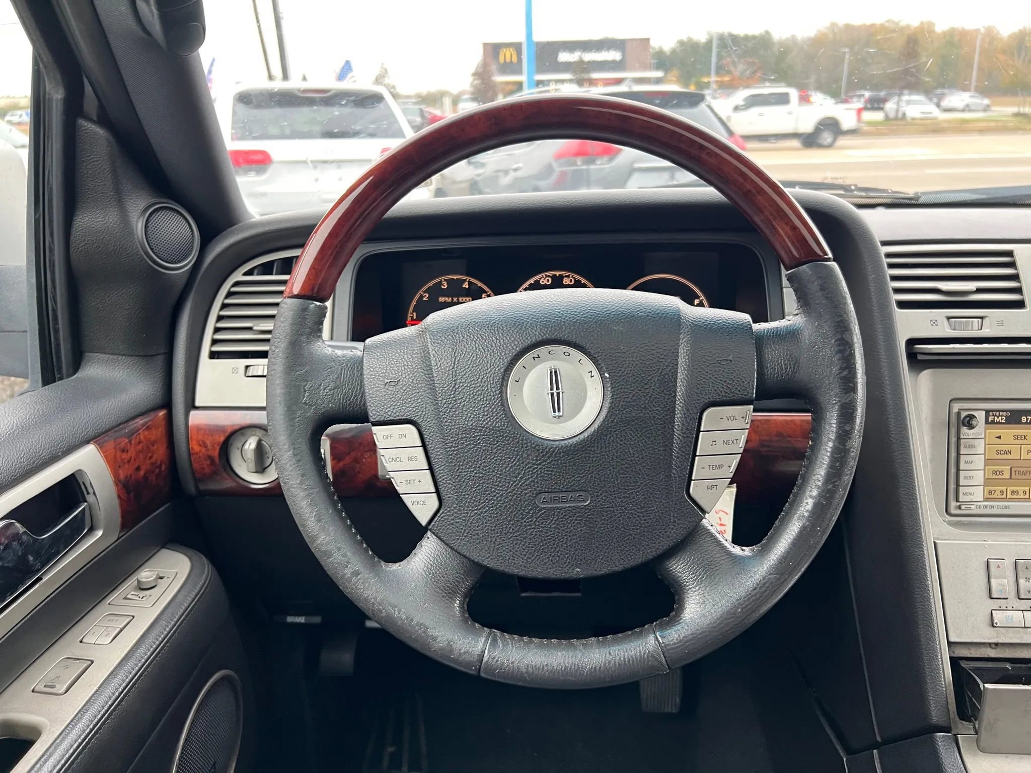 Used 2006 Lincoln Navigator Ultimate image 20