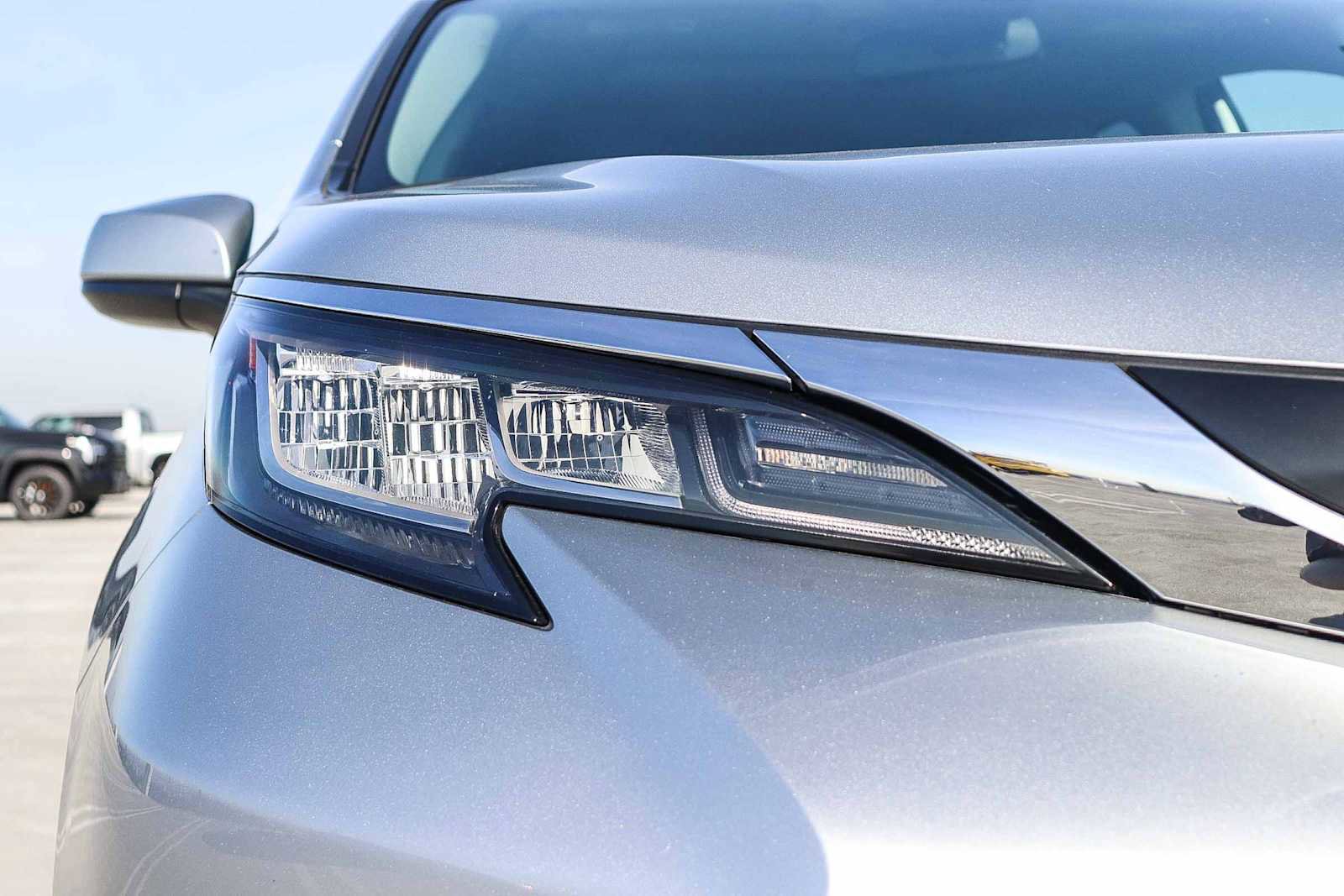 Used 2022 Toyota Sienna XLE image 9