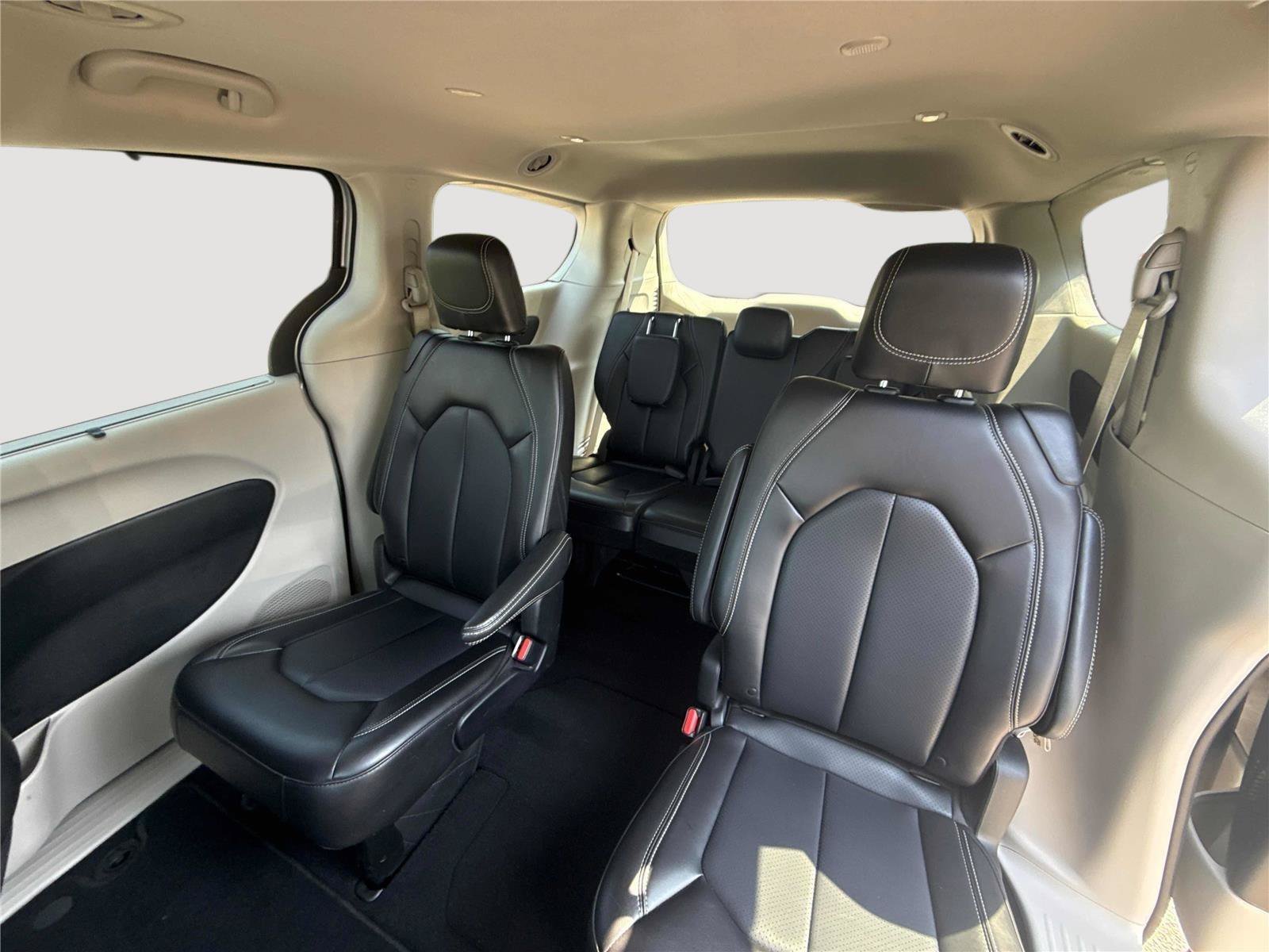 Used 2023 Chrysler Pacifica Touring-L FWD image 13