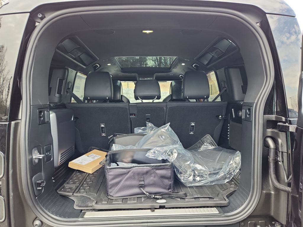 New 2026 Land Rover Defender 110 OCTA AWD/4WD image 13