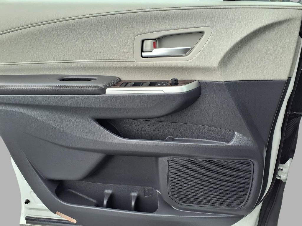 Used 2024 Toyota Sienna XLE w/ XLE Plus Package image 19