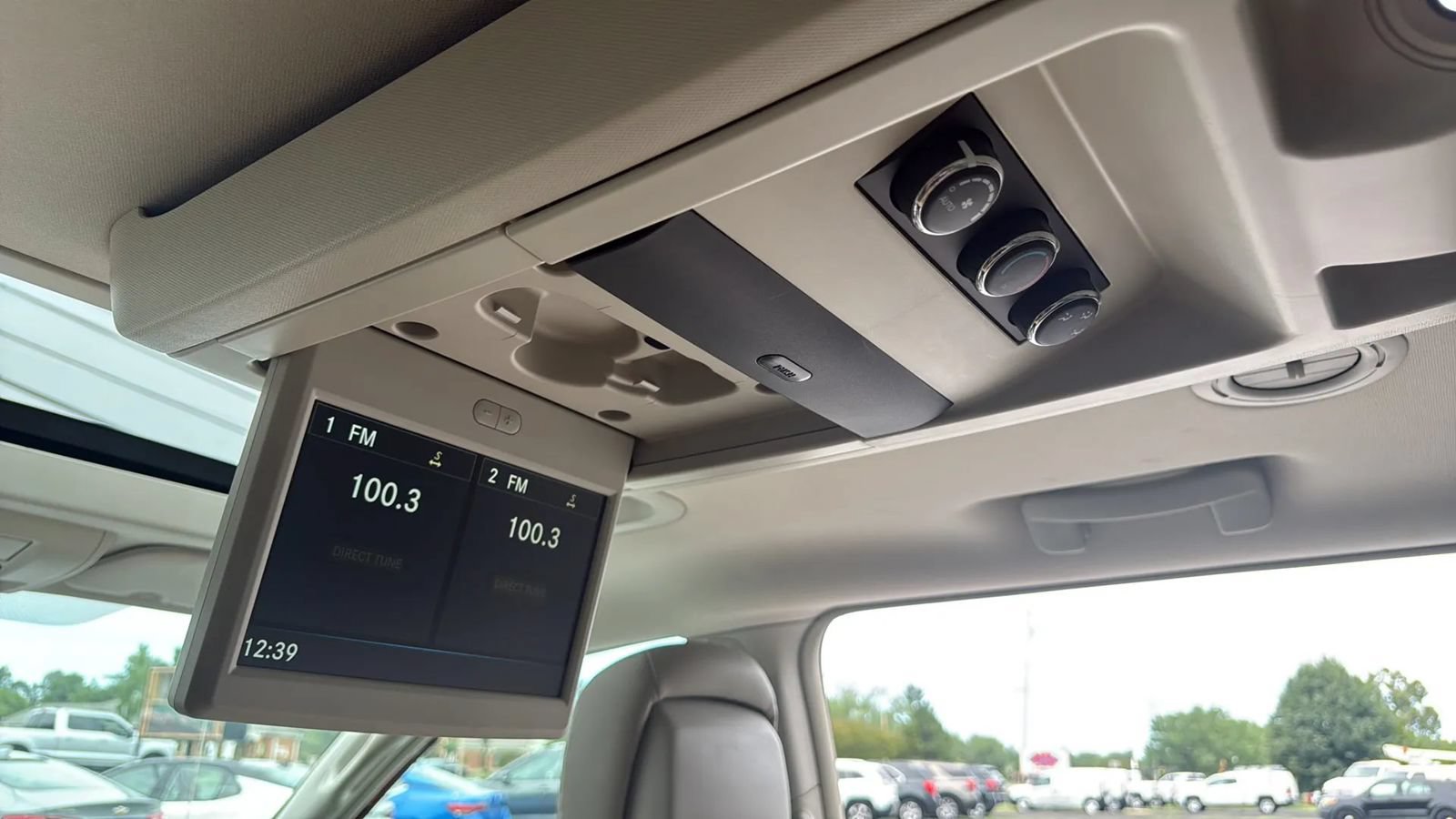 Used 2014 Chrysler Town & Country Limited w/ Luxury Group FWD image 19