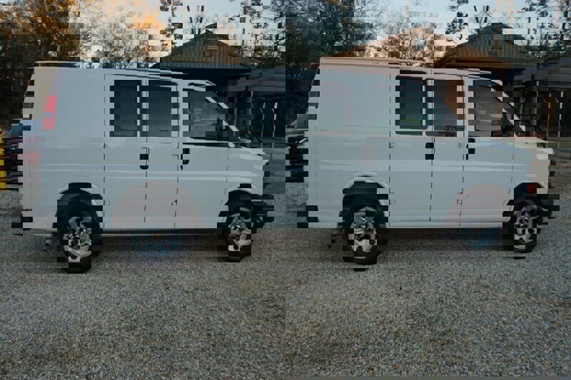 Used 2010 Chevrolet Express 1500 image 20