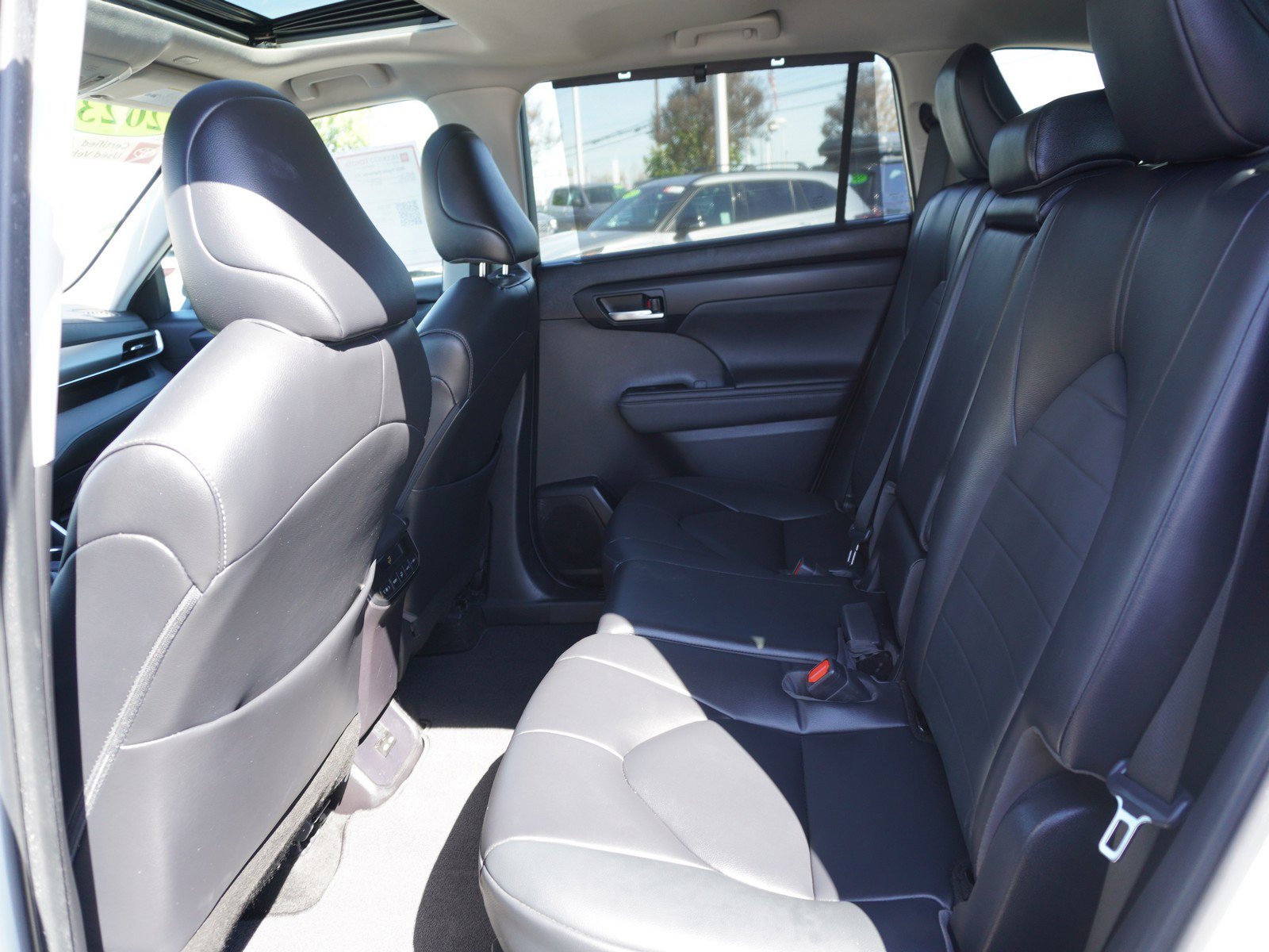 Used 2023 Toyota Highlander XLE image 14