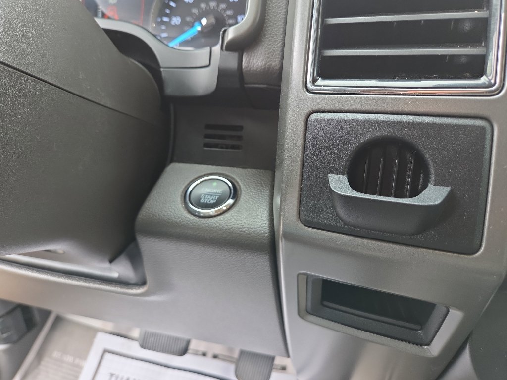 Used 2018 Ford Expedition XLT w/ Equipment Group 202A RWD image 32