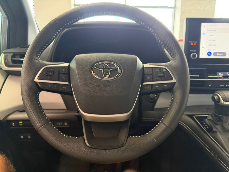 Used 2025 Toyota Sienna XSE FWD image 69