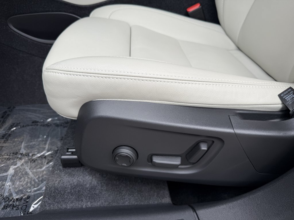 Used 2026 Volvo XC40 B4 Plus FWD image 33