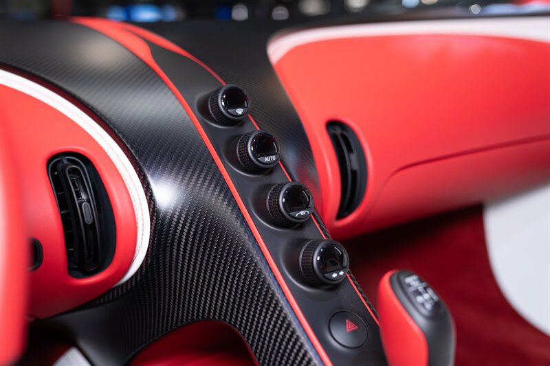 Used 2024 Bugatti Chiron Super Sport AWD/4WD image 32