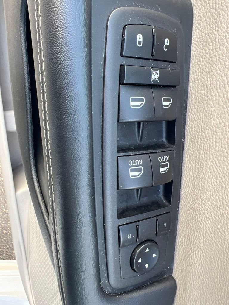 Certified 2023 Chrysler Pacifica Touring-L FWD image 38
