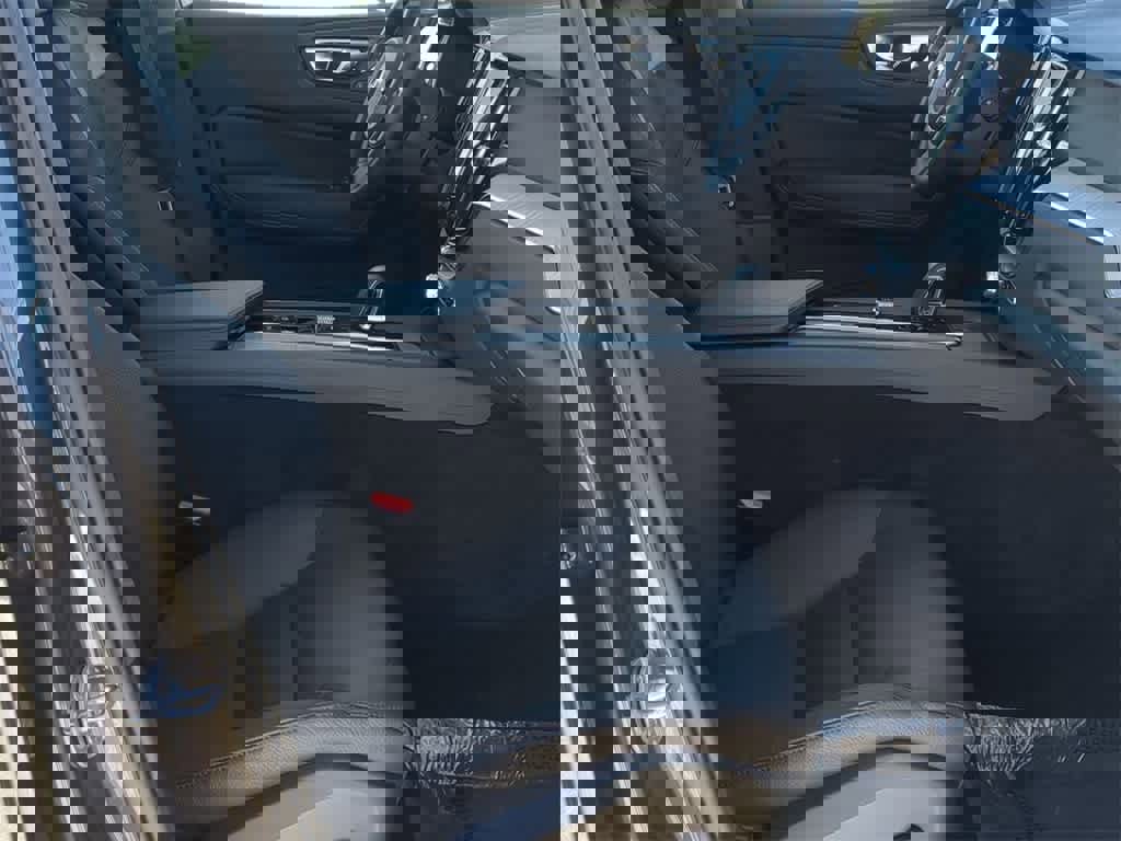 Used 2025 Volvo XC60 B5 Plus image 20