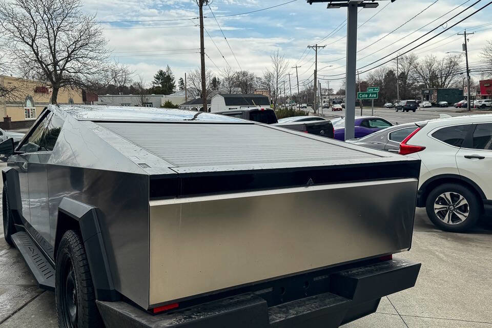 Used 2024 Tesla Cybertruck AWD Crew Cab image 15