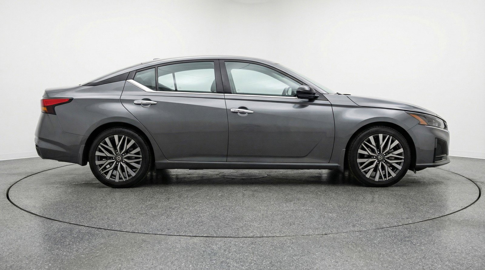 Used 2025 Nissan Altima 2.5 SV image 11