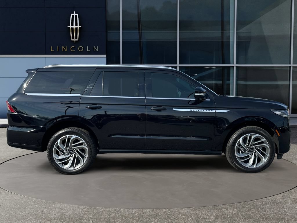Used 2026 Lincoln Navigator Reserve AWD/4WD image 9
