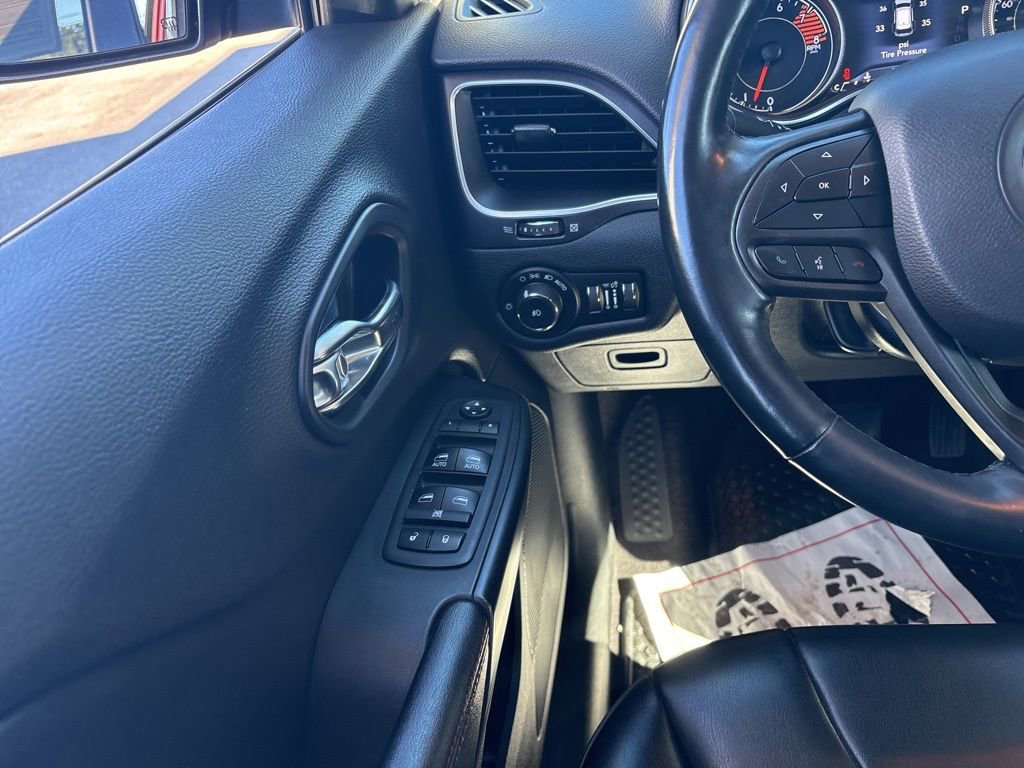 Used 2019 Jeep Cherokee Trailhawk w/ Cold Weather Group AWD/4WD image 19