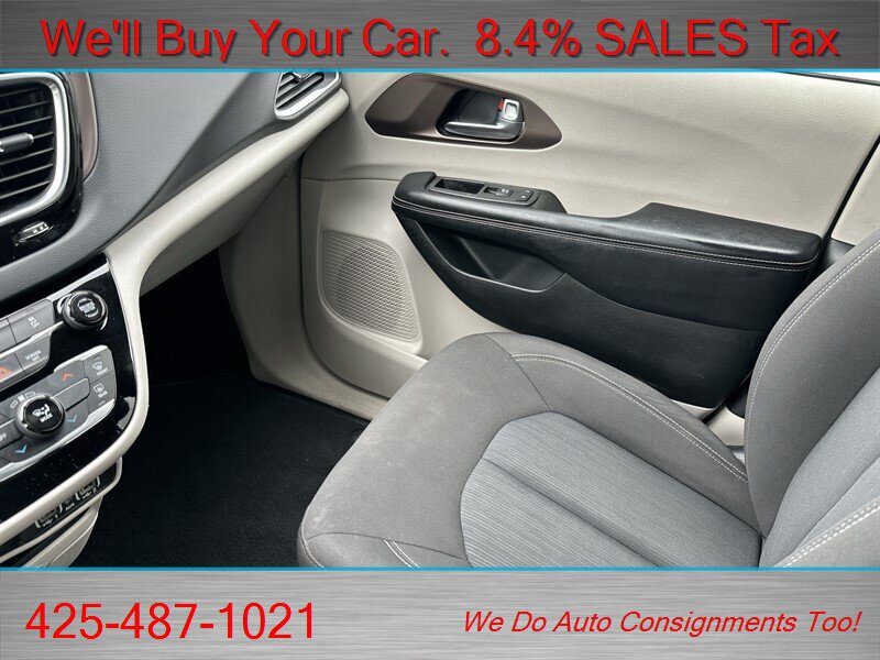 Used 2022 Chrysler Voyager LX FWD image 12