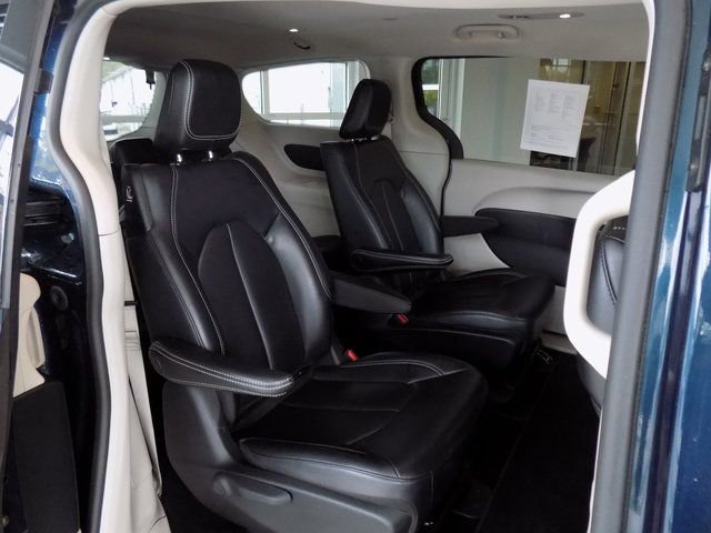 Used 2023 Chrysler Pacifica Touring-L FWD image 31