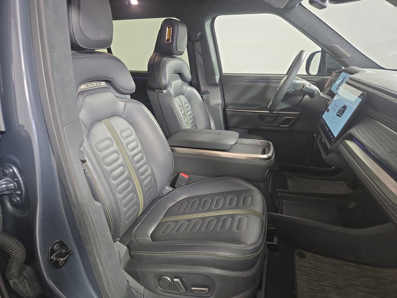 Used 2024 Rivian R1S Adventure AWD/4WD image 24