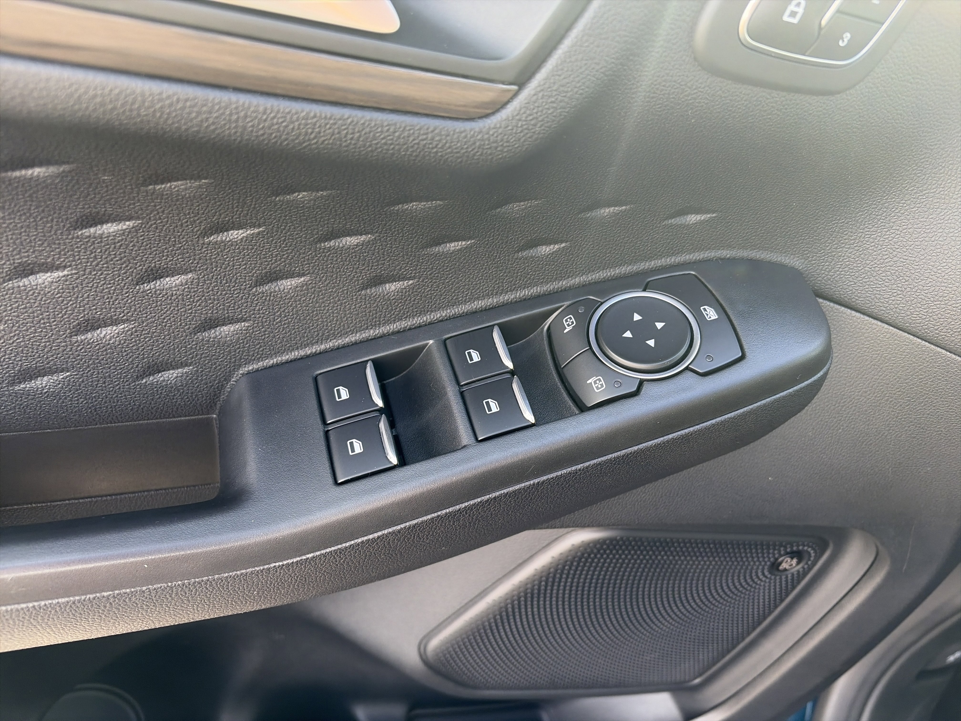 Used 2020 Ford Escape Titanium image 15