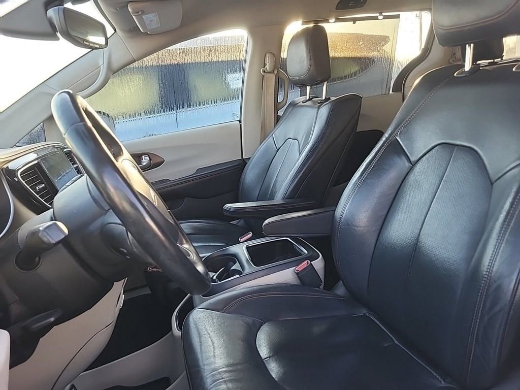 Used 2017 Chrysler Pacifica Touring-L Plus image 8