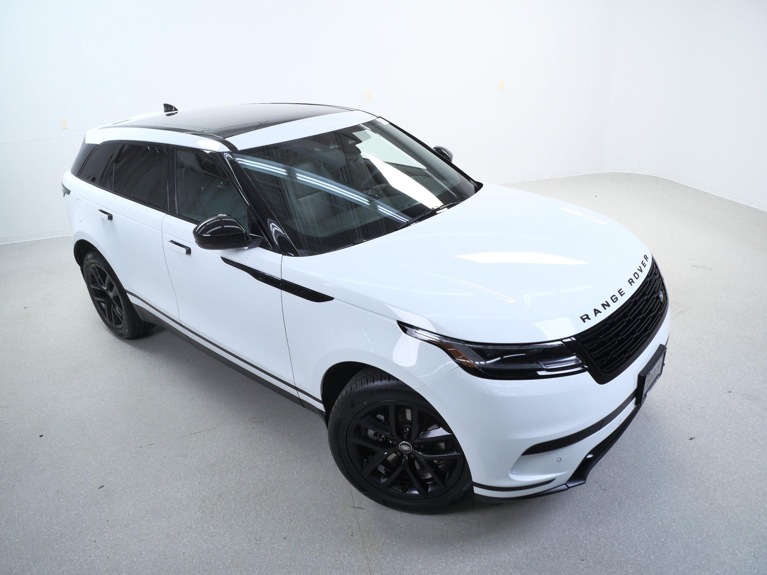 Used 2025 Land Rover Range Rover Velar S AWD/4WD image 4