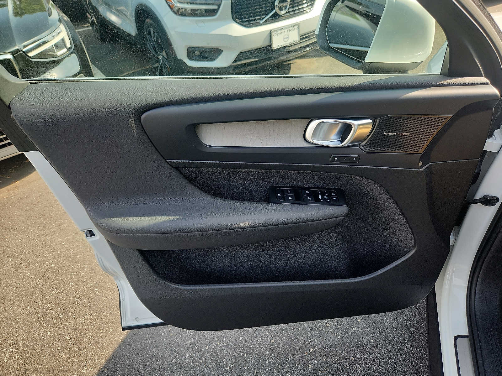 Certified 2022 Volvo XC40 T5 Inscription AWD/4WD image 12