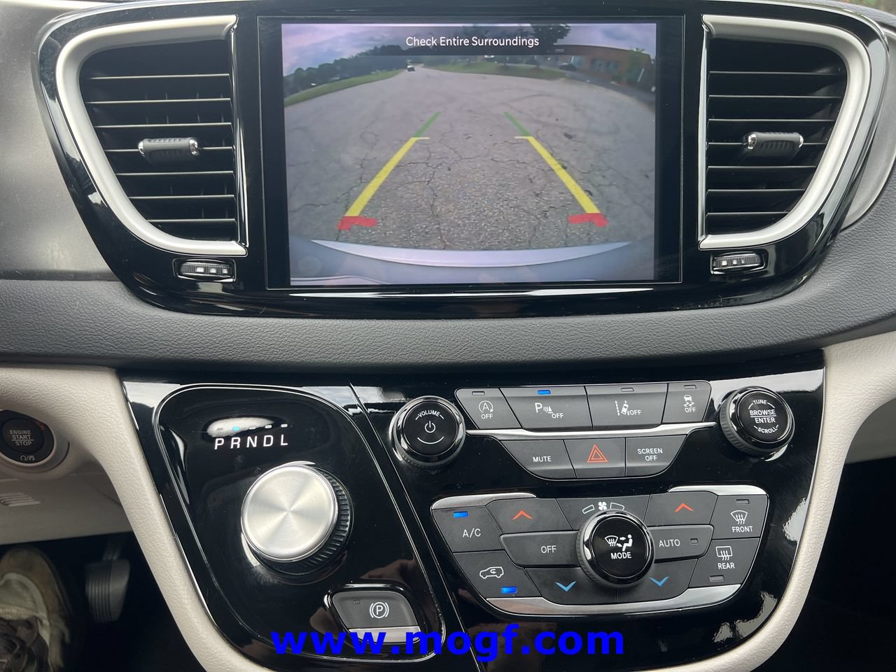 Used 2024 Chrysler Pacifica Touring-L FWD image 8