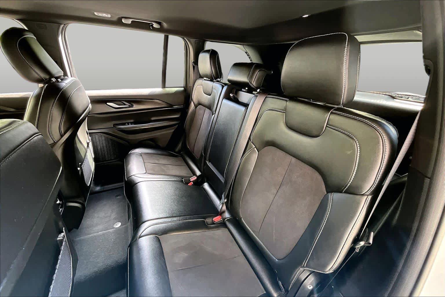 Used 2023 Jeep Grand Cherokee Altitude RWD image 20