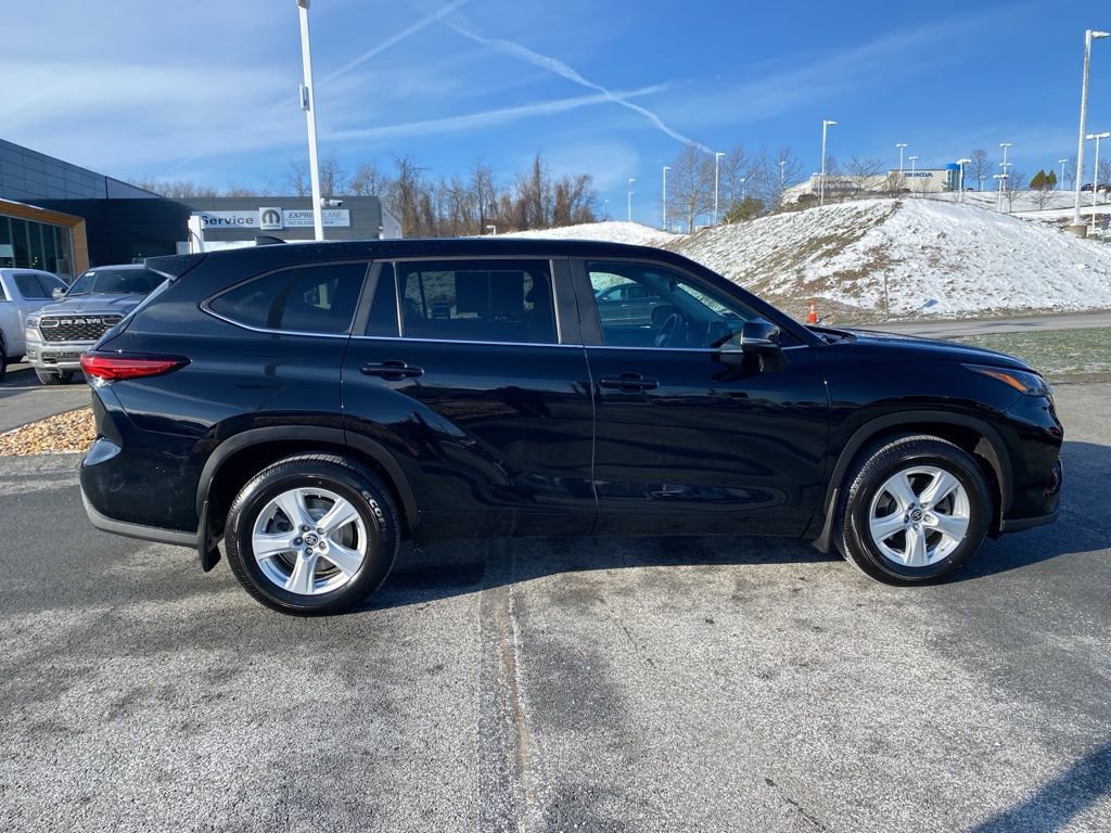 Used 2023 Toyota Highlander LE image 2